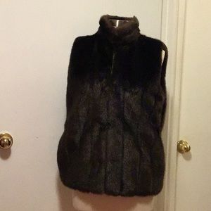 🛍🛍 3/$30 🛍🛍 Jones NY faux fur vest